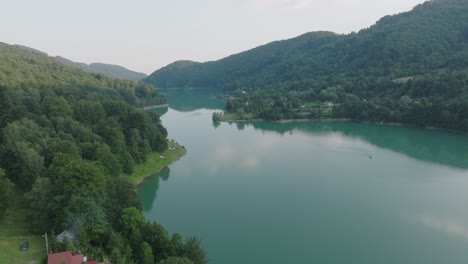 Kayaking-Tour-On-The-Lake-Of-Paltinu-In-The-Doftana-Valley,-Romania