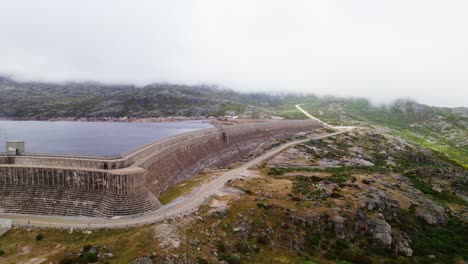 tomada de un avión no tripulado de una presa en un lago de montaña