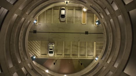 tiro de drone de estacionamiento de varios pisos en la noche