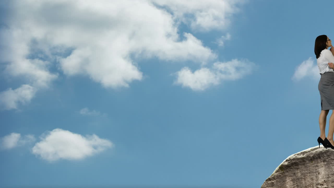 바위 위 에 서 있는 사업가 와 여성 이 바 을 바라보고 있다