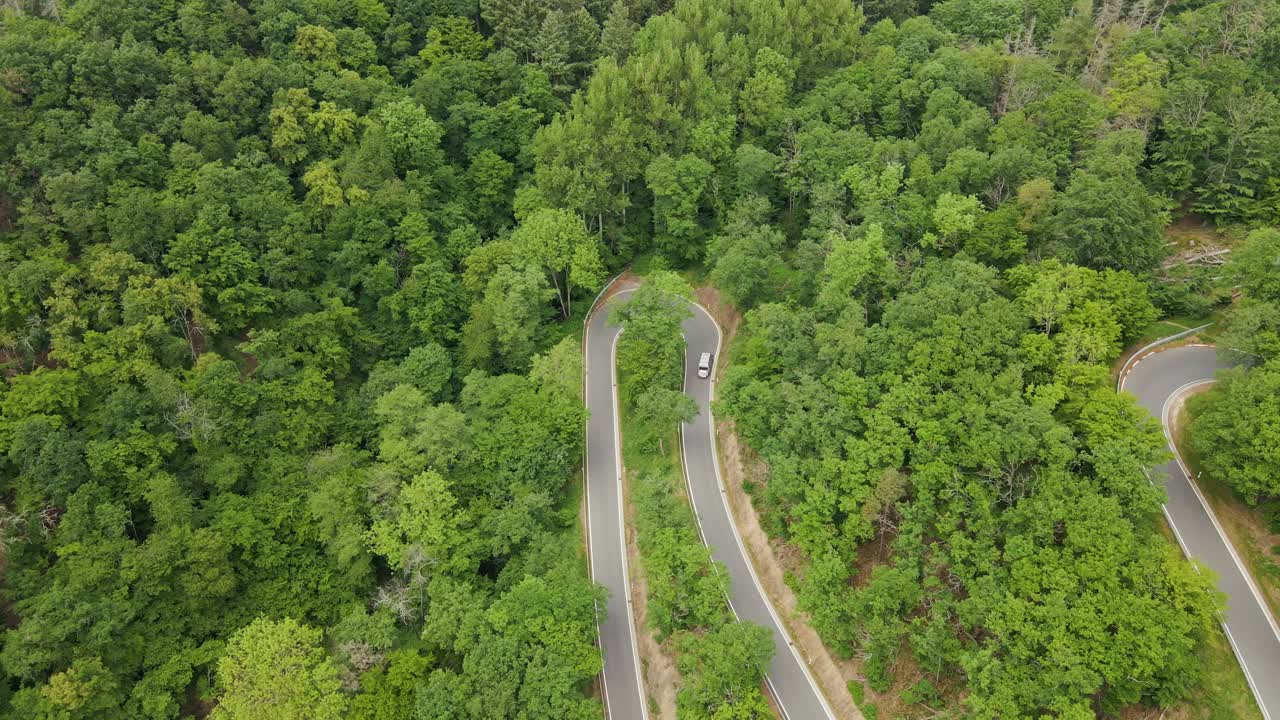급커브가 좁은 산길을 따라 달리는 레저용 차량