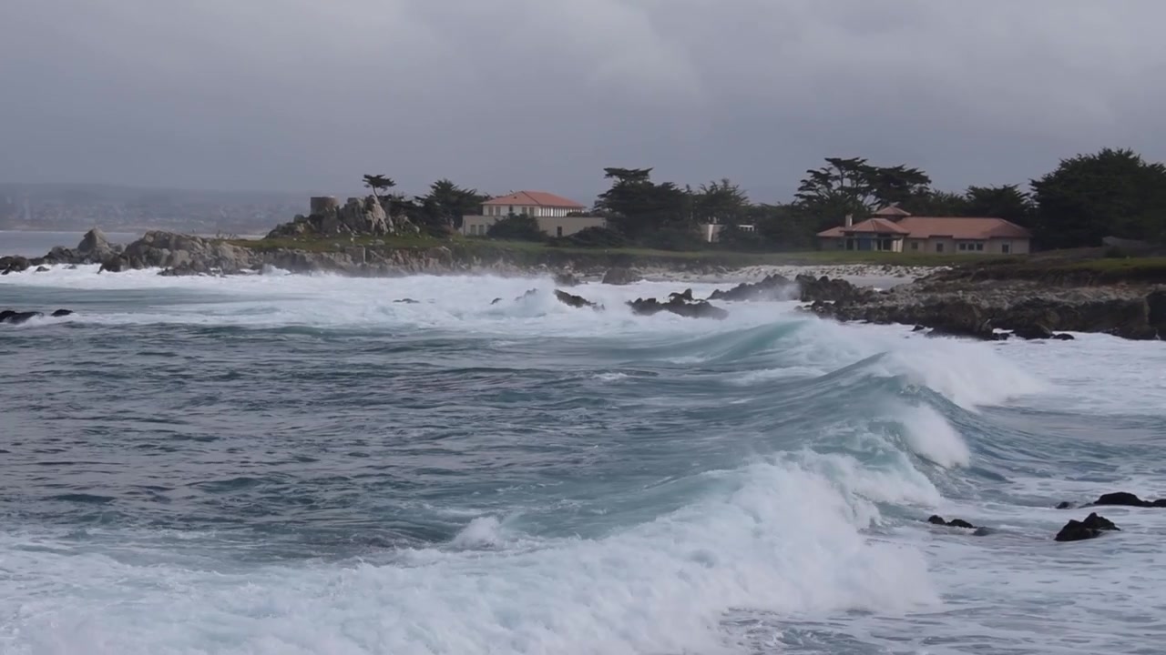 Onde che si infrangono sulla riva in una giornata tempestosa, Baia di Monterey, Pacific Grove California