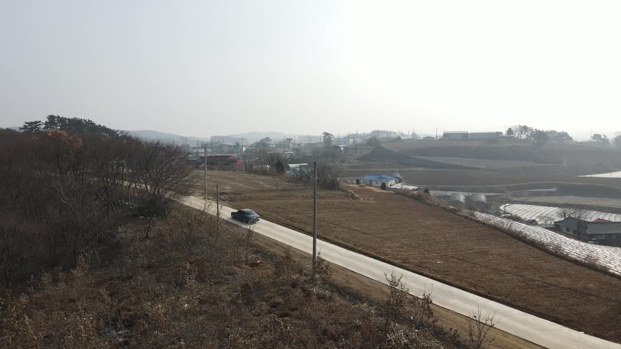 시골 시골에서 심한 대기 오염을 통해 운전하는 자동차