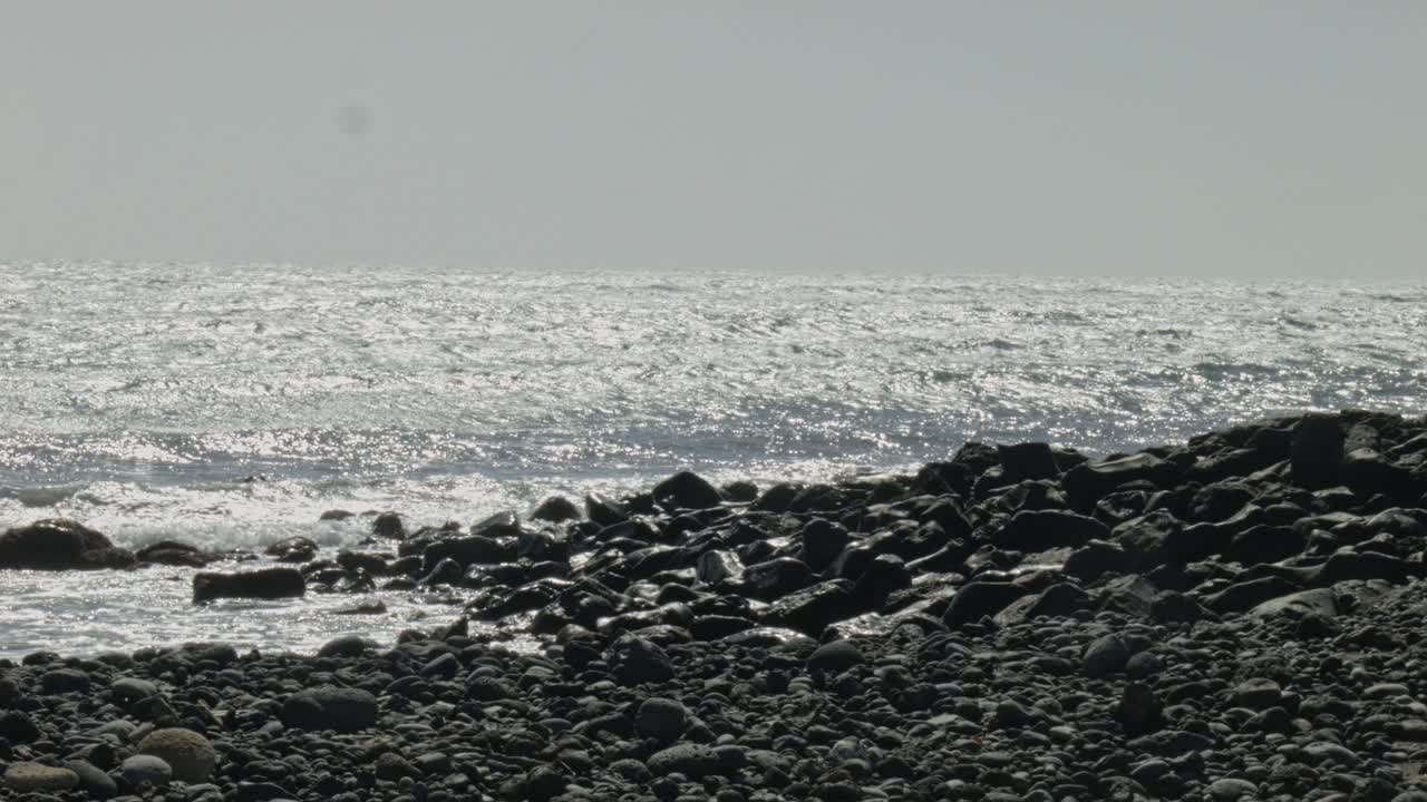 파도가 있는 바위 해변과 발트해의 변덕스러운 분위기