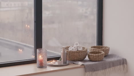 la cámara se enfoca en una mesa de madera con elementos de baño y una gran ventana al fondo