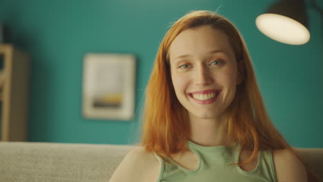 retrato de una mujer sonriente mirando a la cámara