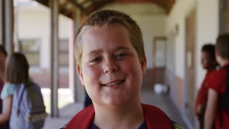 Niño-Sonriendo-En-El-Pasillo-De-La-Escuela