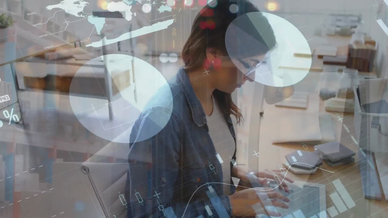 사무실에서 노트북으로 일하는 백인 여성에 대한 금융 데이터와 그래프의 애니메이션