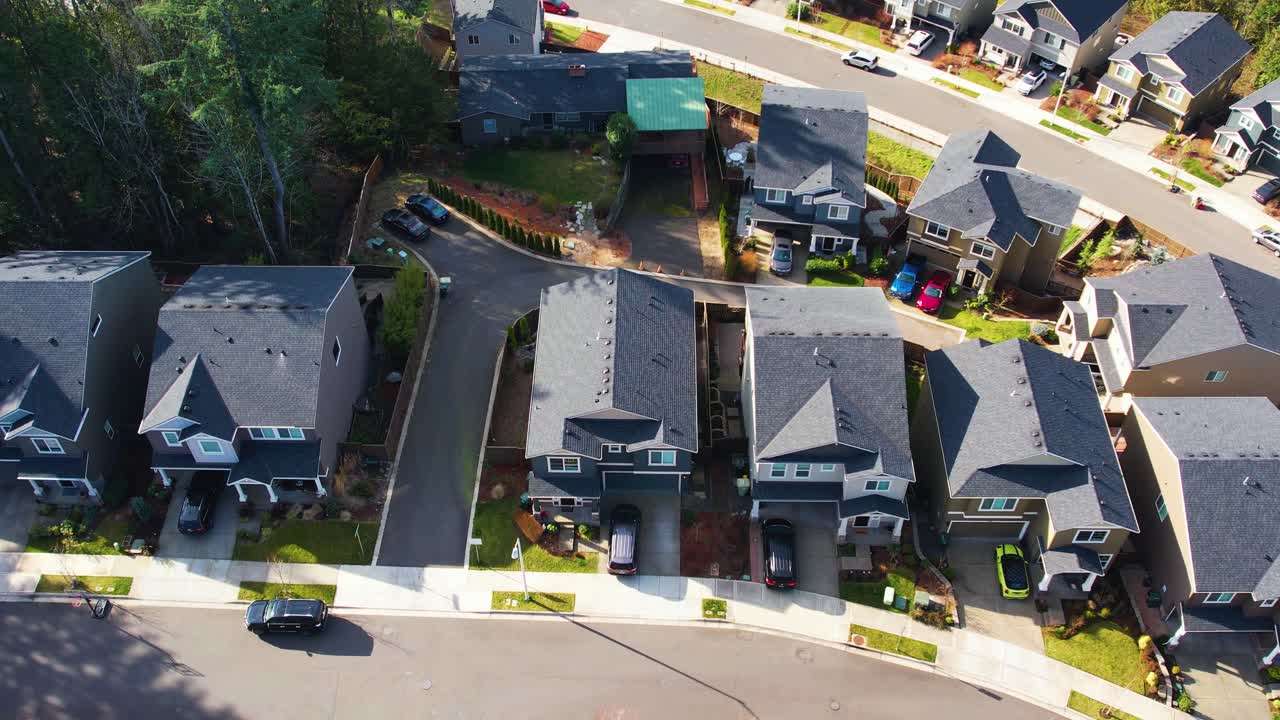 toma aérea de drones de 4k con vistas a las casas suburbanas de portland, oregon