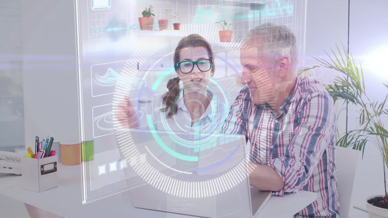 animación del procesamiento de datos sobre hombres y mujeres caucásicos diseñadores de moda discutiendo en la oficina