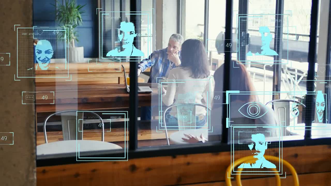 다양한 비즈니스 사람들에 대한 데이터 처리 및 사람 아이콘의 애니메이션