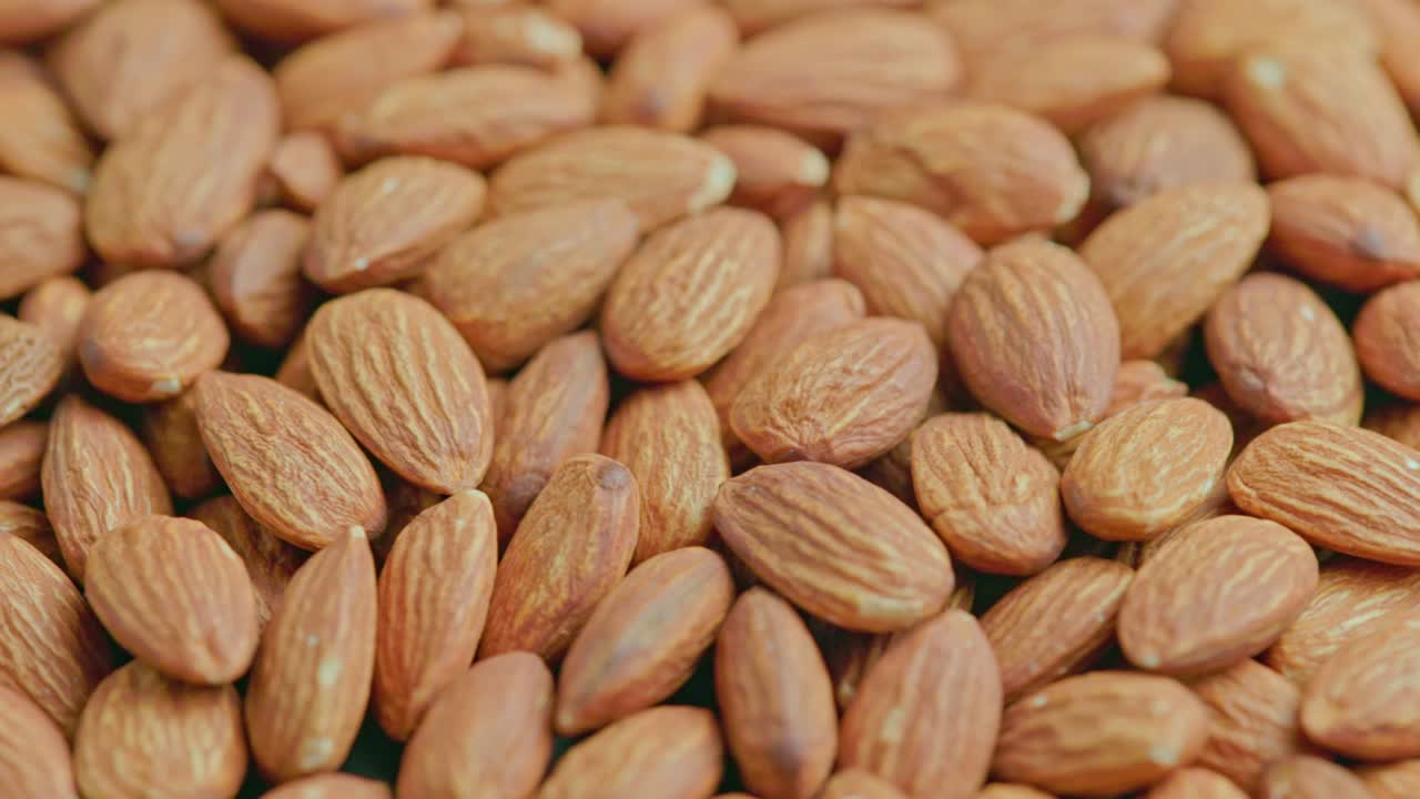 fondo de fotograma completo de almendra en bucle giratorio en primer plano