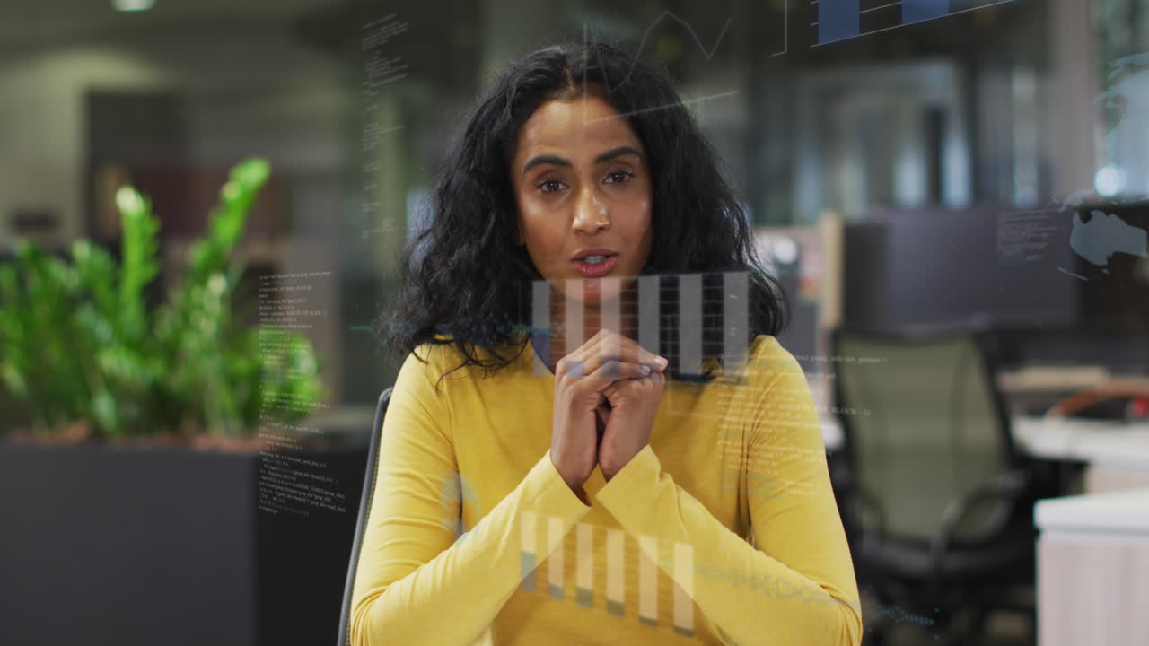 animación de gráficos, globos sobre mujer biracial hablando mientras mira a la cámara
