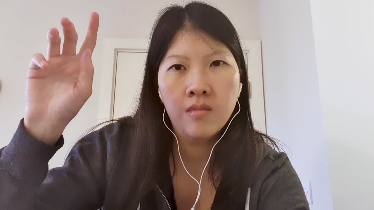 비디오 강의 중 질문하는 노인