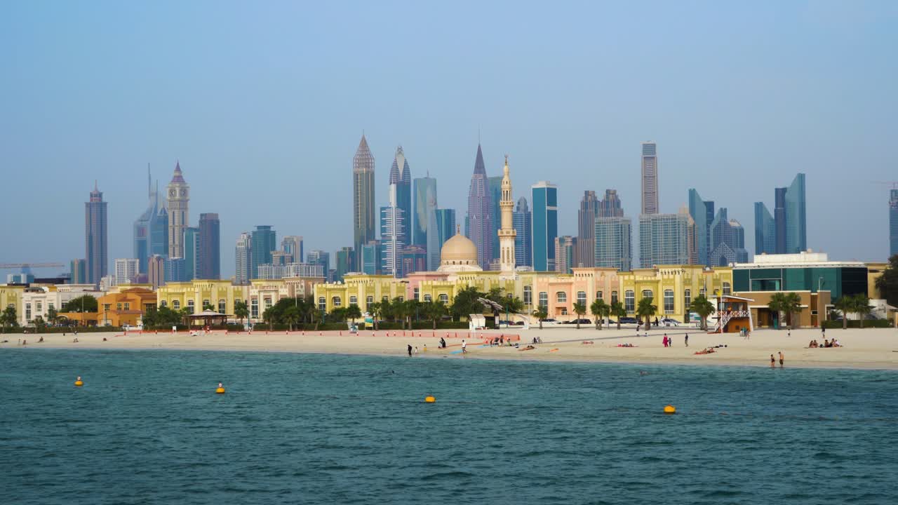 아랍 에미레이트 두바이의 고층 빌딩이 있는 해안 도시