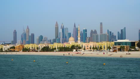 paisaje urbano costero con rascacielos en la ciudad de dubai en emiratos árabes unidos