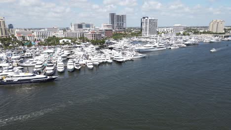 Vista-Aérea-Larga-De-Los-Barcos-En-Palm-Beach,-Florida