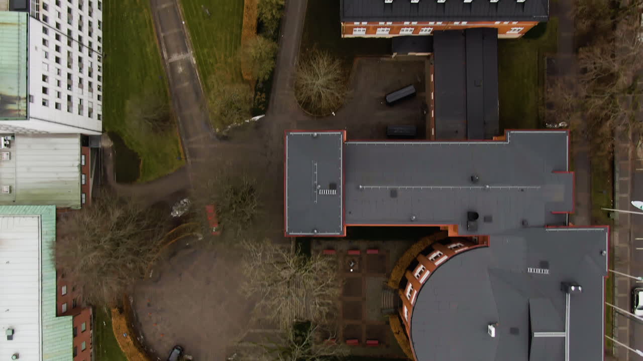 tejados y patios de edificios de apartamentos de la ciudad con vehículos estacionados, vista aérea de arriba hacia abajo