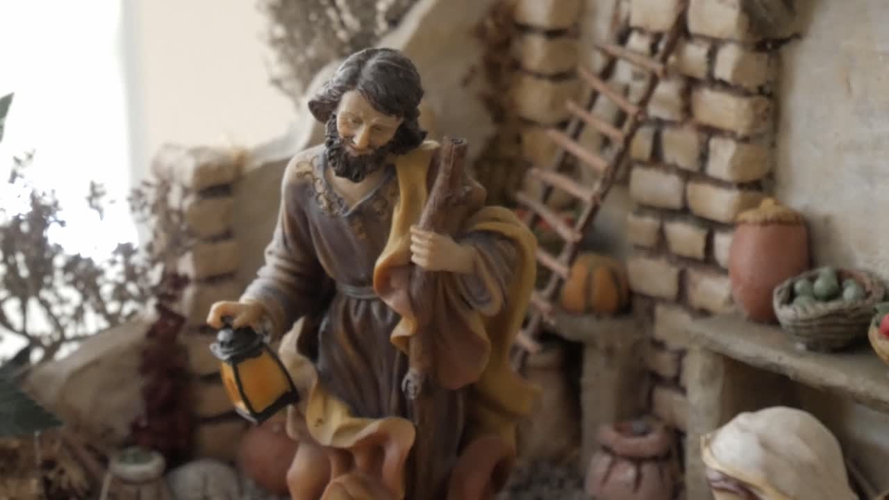 Presepe con figure che rappresentano un momento religioso di calma