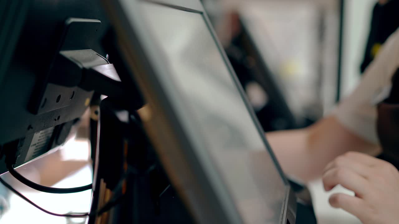 los cajeros están trabajando tocando la pantalla táctil eligiendo el producto