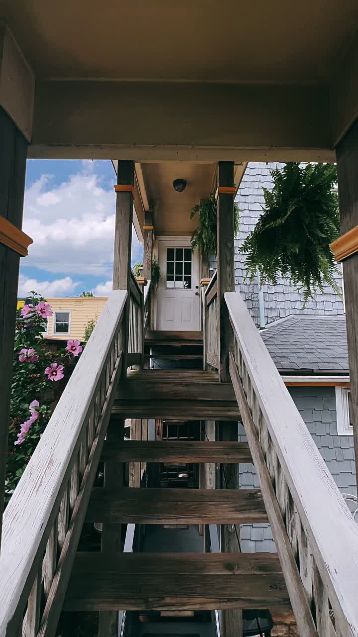 escaleras de madera para un porche