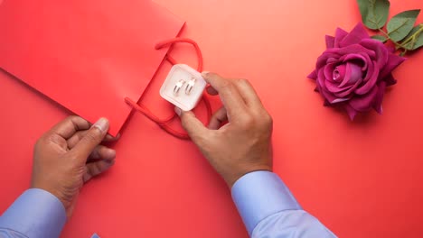 Anillo-De-Bodas-Y-Caja-De-Regalo-Y-Flor-Rosa-En-Rojo