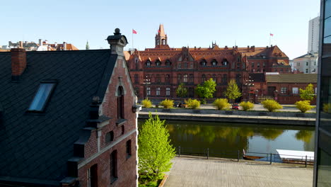 Edificio-Principal-De-La-Oficina-De-Correos-En-El-Casco-Antiguo-De-Bydgoszcz---Retroceso-Aéreo-En-Un-Día-Soleado