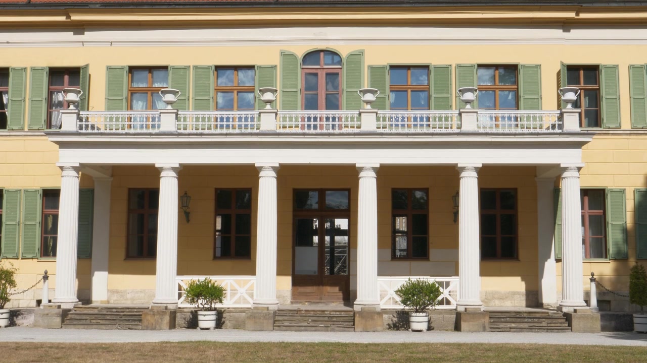 Ripresa ravvicinata con inclinazione verso il basso e bandiera dell'ingresso principale del Castello di Sondershausen