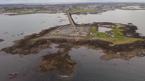 Drohnenrückzug-Von-Der-Mutton-Island-Mit-Der-Stadt-Galway-Im-Hintergrund