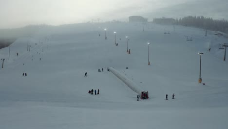 Estación-De-Esquí-Levi-De-Drones-Aéreos-En-La-Niebla,-Alejando-El-área-Base