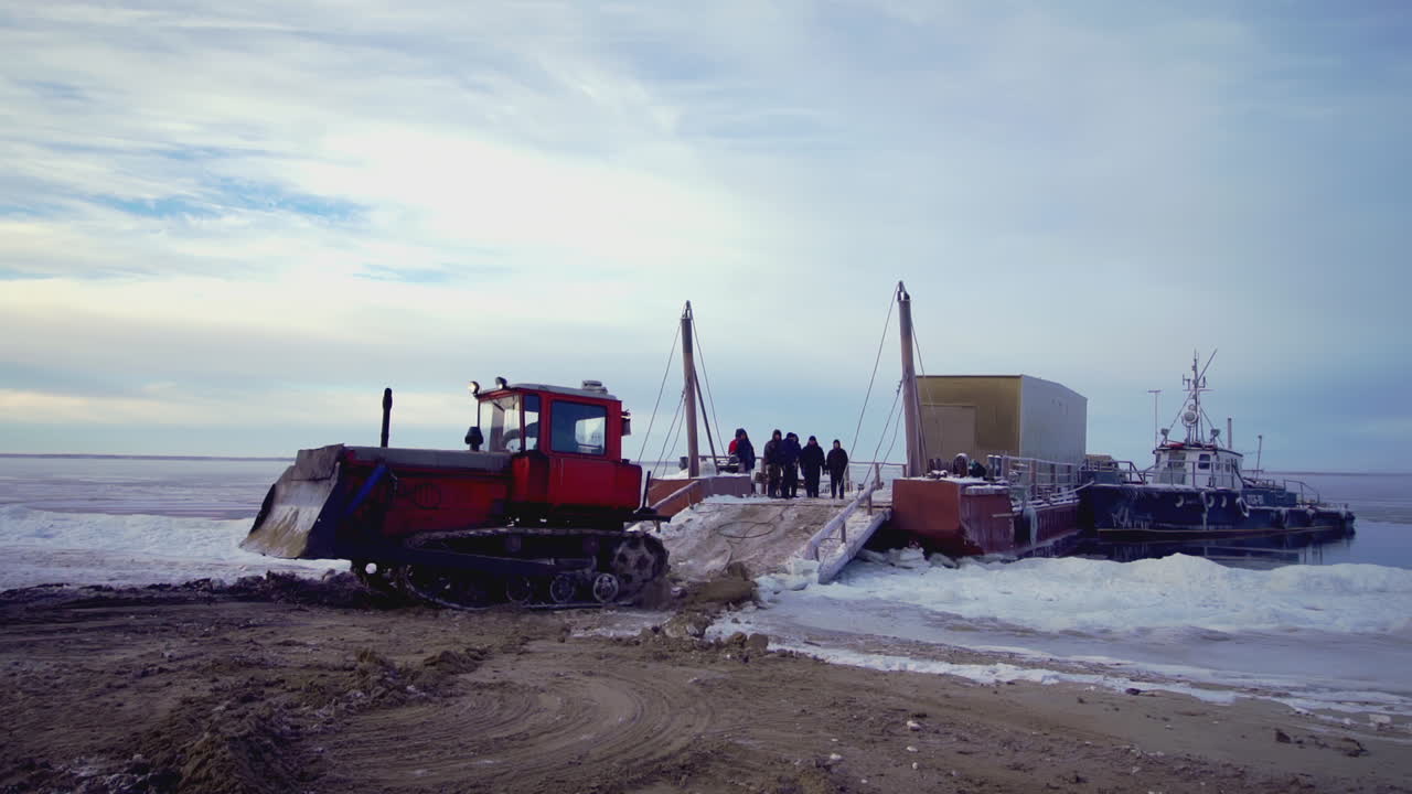 перевозка на ледяном пароме с трактором