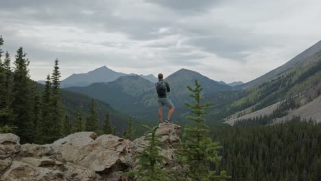 excursionista, posición, en, cornisa, admirativo, montaña, vista, rodeado, rockies, kananaskis, alberta canadá