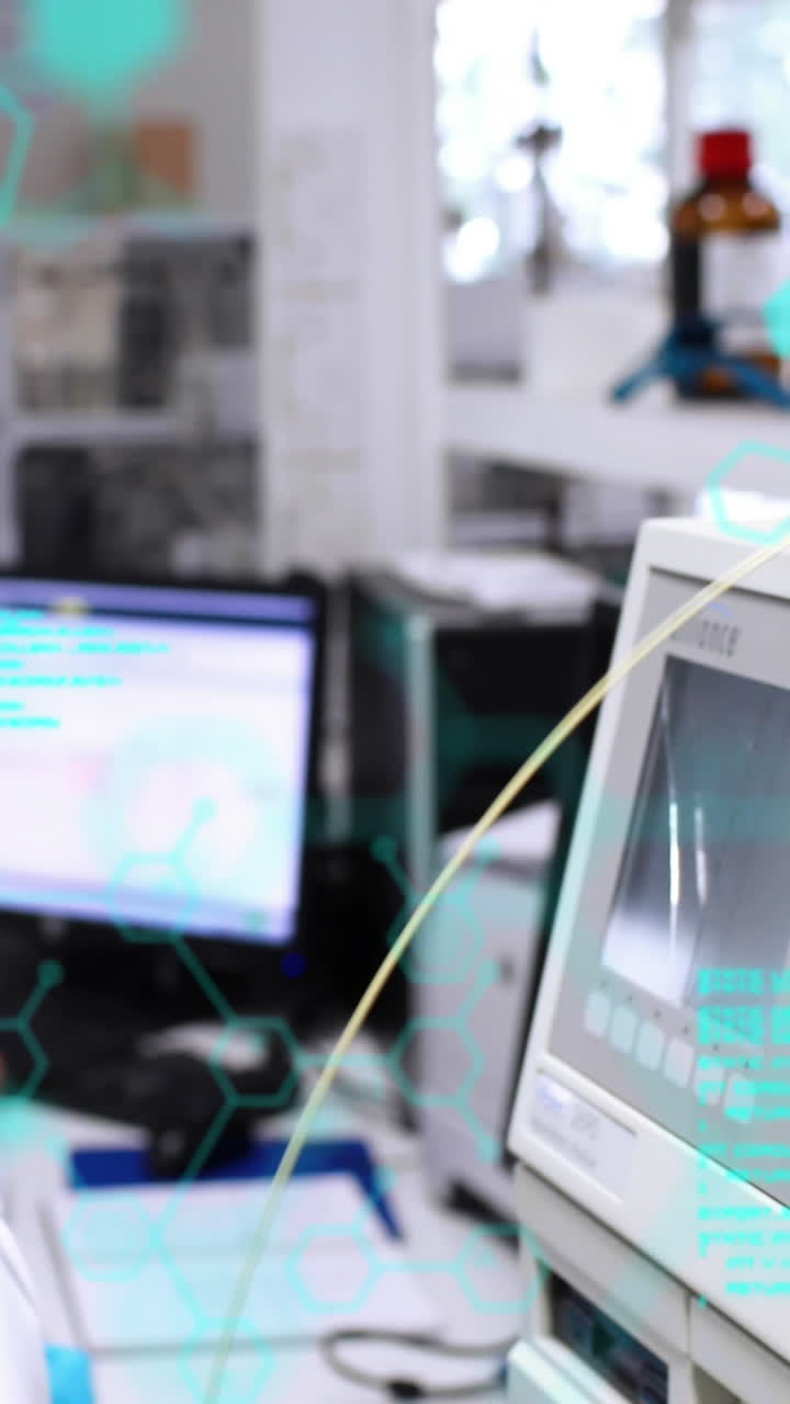 animación del procesamiento de datos científicos sobre una científica utilizando una computadora