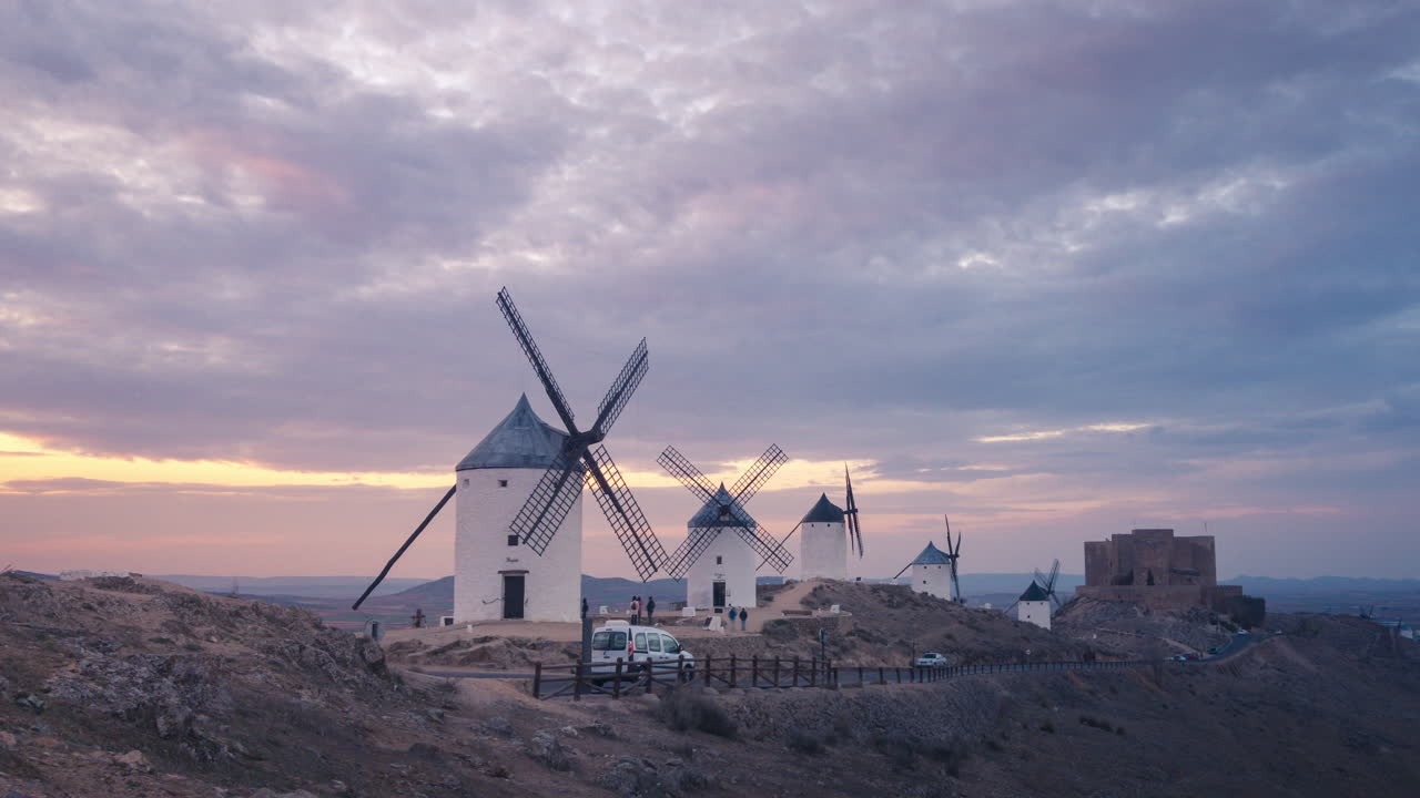 molinos de viento en consuegra, castilla la mancha durante la puesta de sol