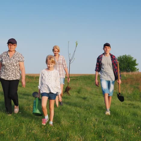 eine freundliche familie wird einen baum pflanzen