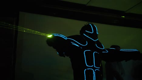 robot realizando un espectáculo de luces con láseres