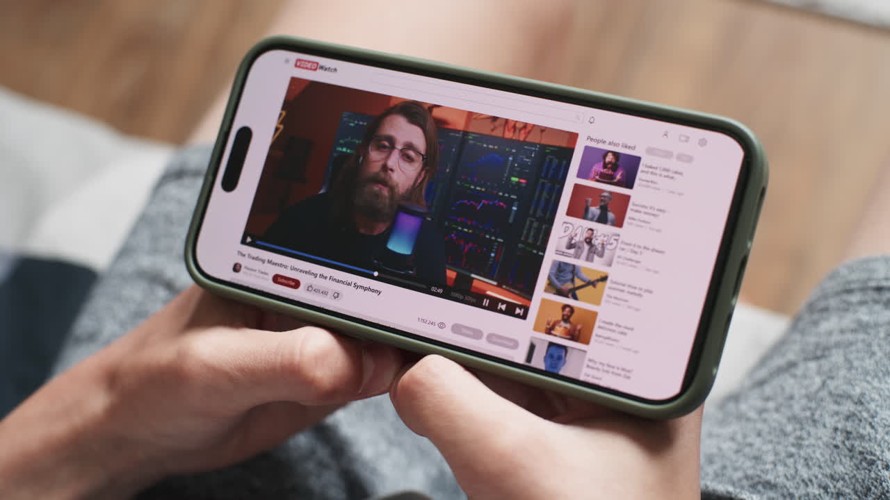 persona que ve un tutorial financiero en un teléfono inteligente