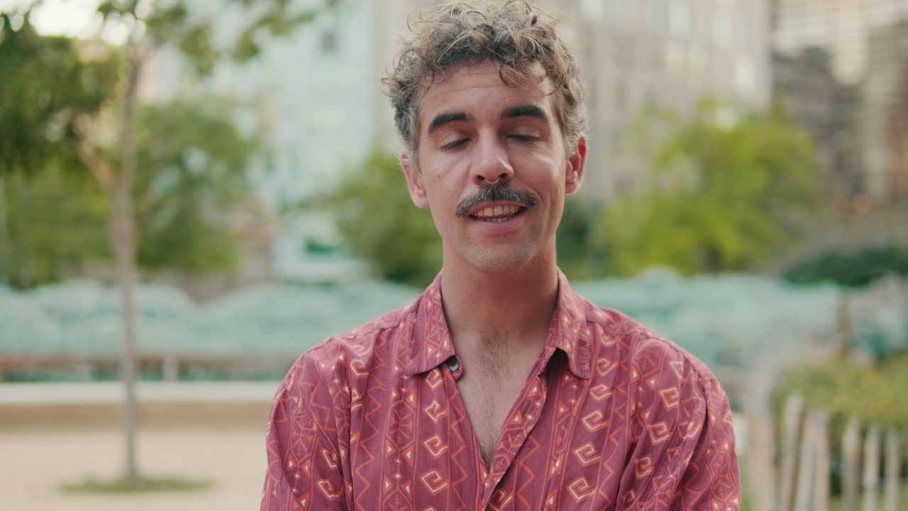 Homem Feliz de Cabelo Encaracolado e Bigode Sorrindo no Parque