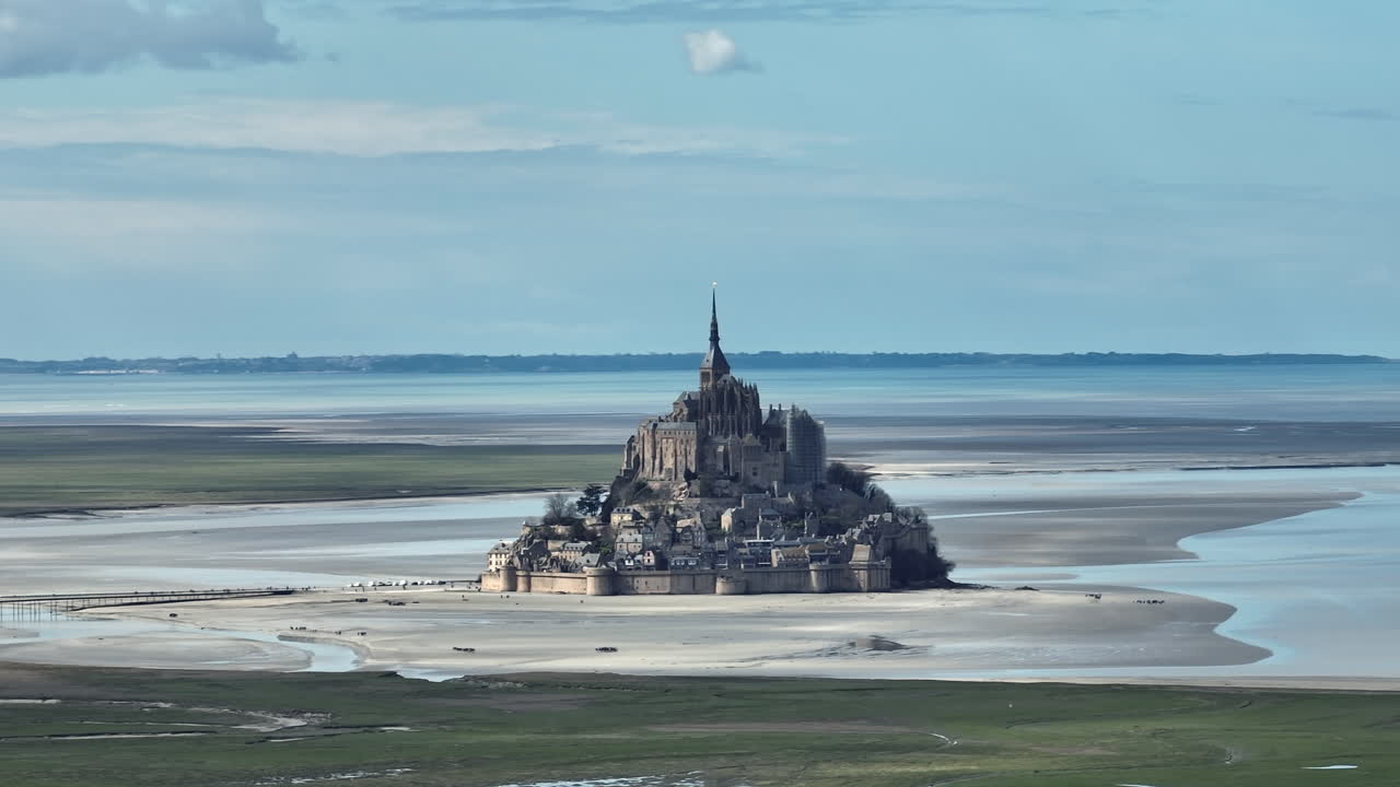 el entorno costero que rodea el mont saint-michel cobra vida en el aire