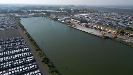 alexandra docks nuevo vehículo furgoneta estacionamiento de almacenamiento de automóviles vista aérea industrial del reino unido
