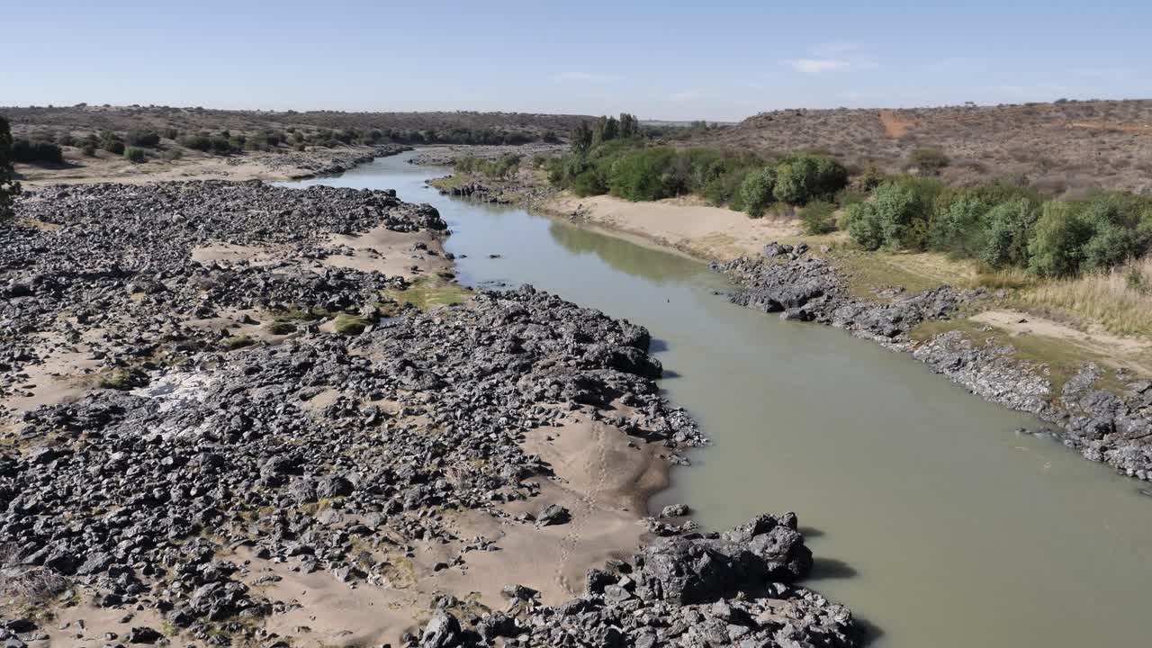 río naranja en aguas bajas en hopetown en la meseta de karoo de sudáfrica