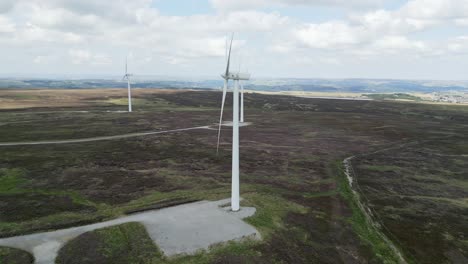 parque eólico rural ubicado en los páramos de west yorkshire tomados con un dron
