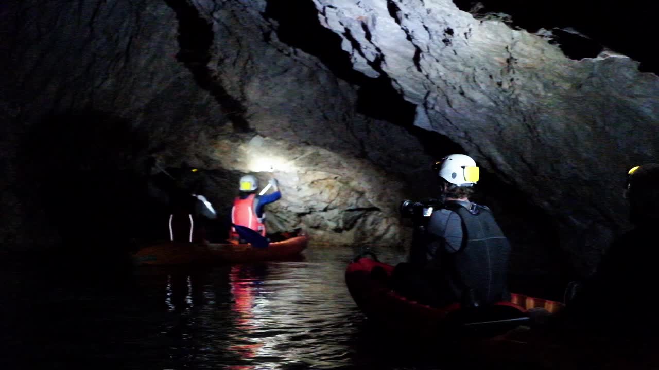 kayak en cuevas subterráneas en eslovenia