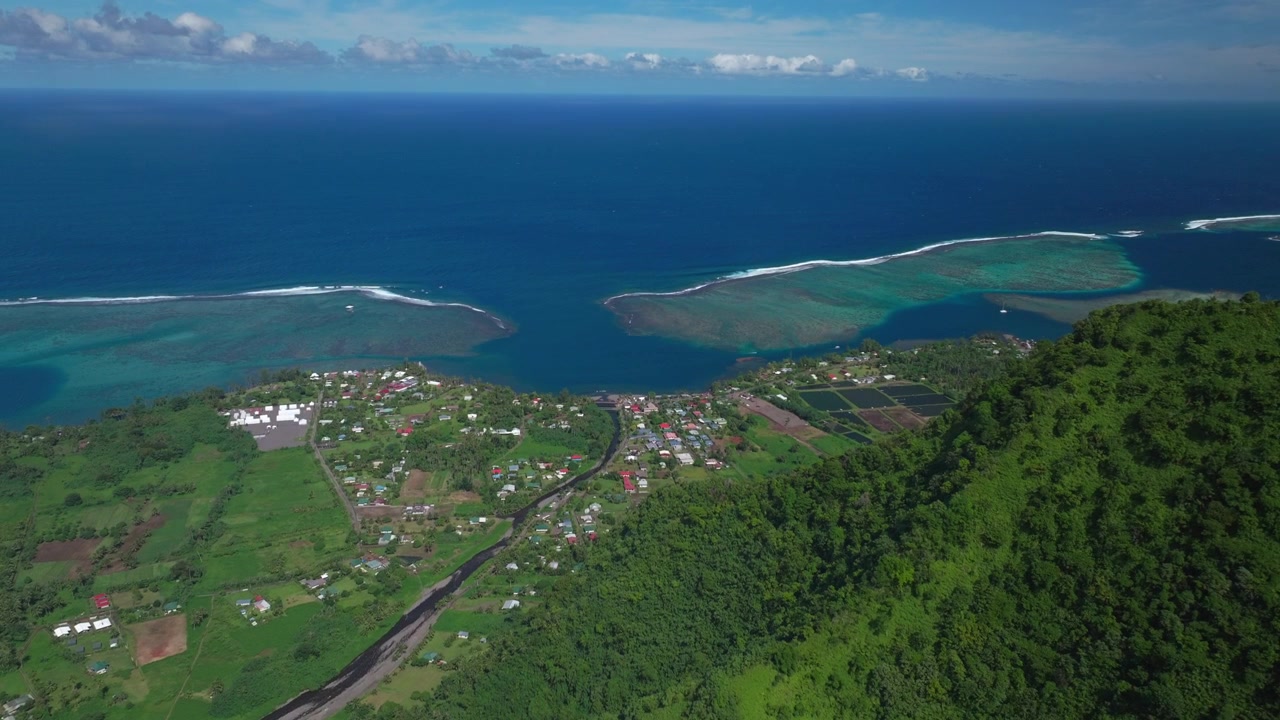 Kota Teahupoo Tahiti Polinesia Prancis drone udara pantai lereng gunung Papeete pagi cerah langit biru teluk karang Olimpiade Paris 2024 selancar peselancar lokasi selancar menara juri baru jembatan penyeberangan ke atas