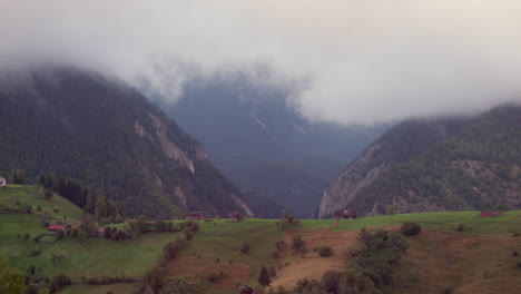transilvania rural con montañas y nubes en el fondo