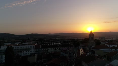 Volando-Sobre-La-Iglesia-Al-Atardecer-Ciudad-De-Braga-En-Portugal