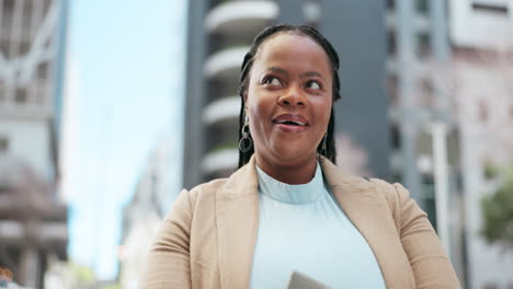 Ciudad,-Mujer-Negra-Feliz-Y-Profesional