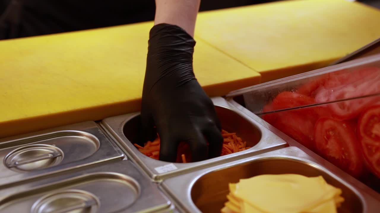 preparación de los ingredientes de los sándwiches