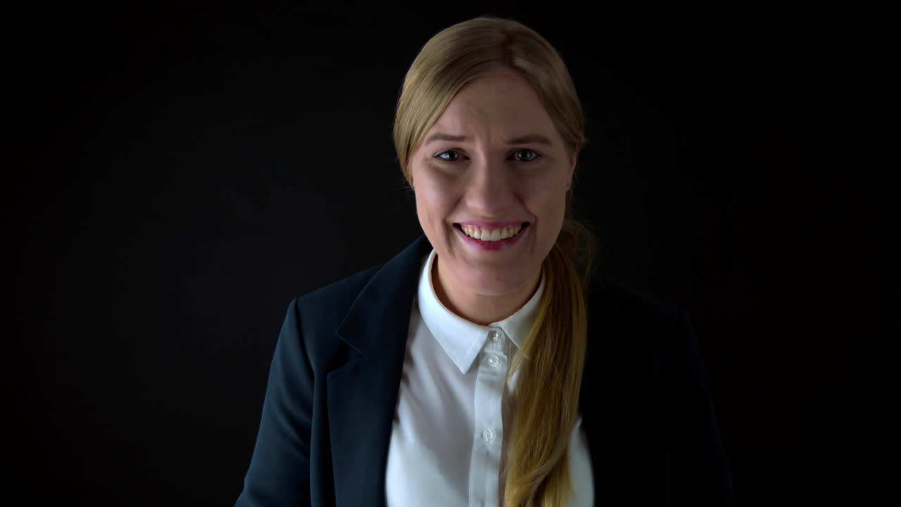 toma en cámara lenta de una mujer bonita tocando la pantalla con el dedo, fondo negro