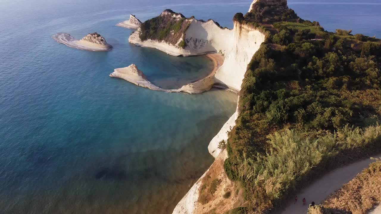 높은 절벽으로 둘러싸인 멋진 야생 해변